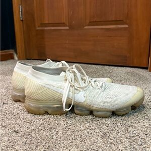 Nike VaporMax Flyknit in Cream / White